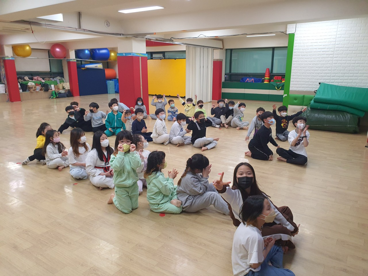 태권도장에서 즐겁게 수업에 참여하는 어린이들